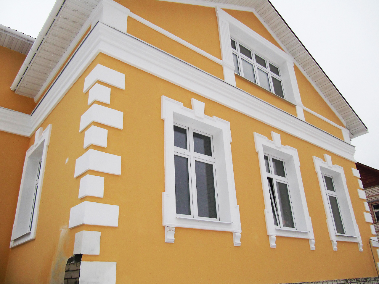 Горчичный дом. Краска для фасадов домов. Покраска фасадов домов. Крашенный фасад дома. Покрасить фасад дома.
